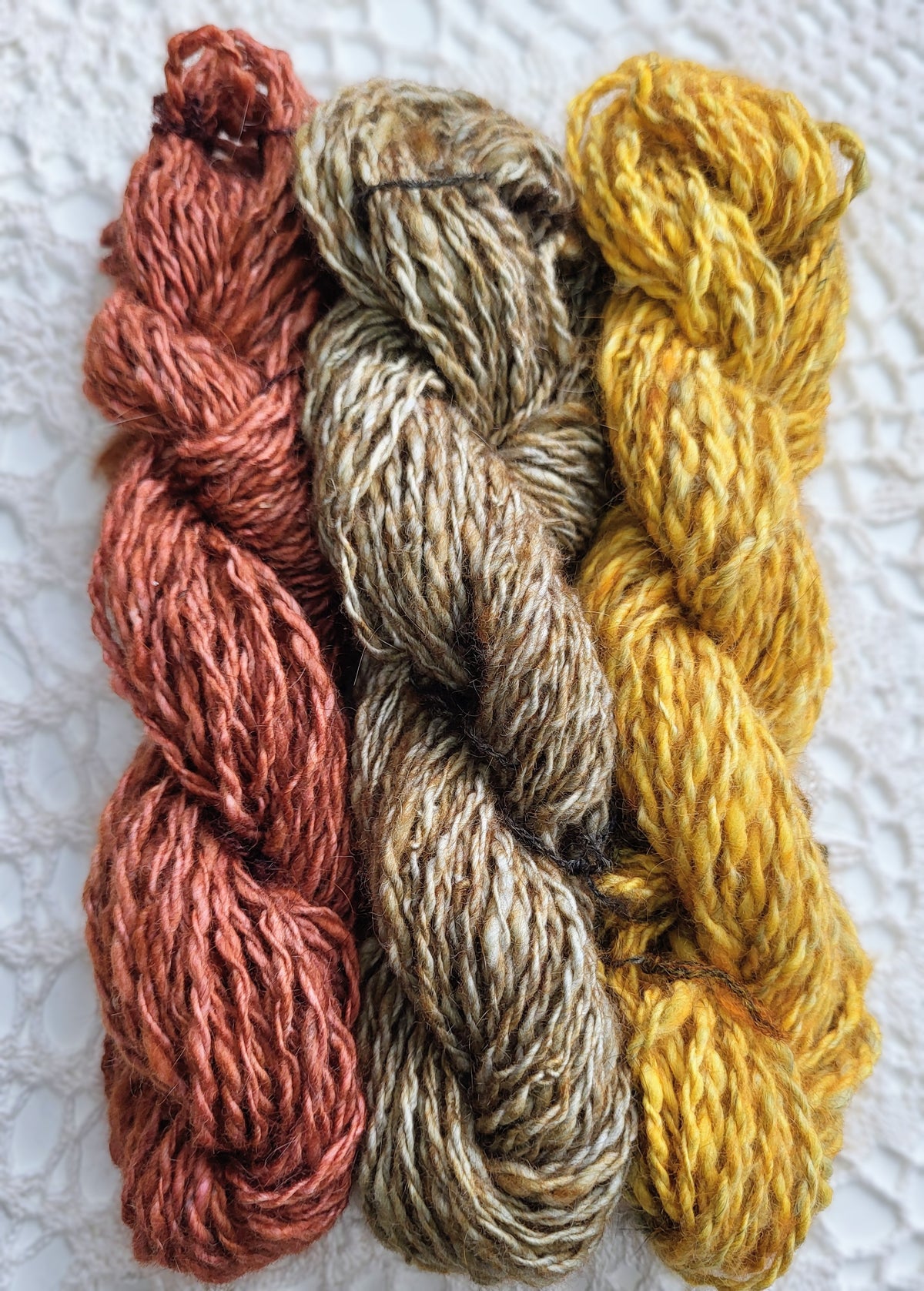 Angulla minikit – Oktober | 100 % håndspunnet og håndfarget angora (3 × 20 g)