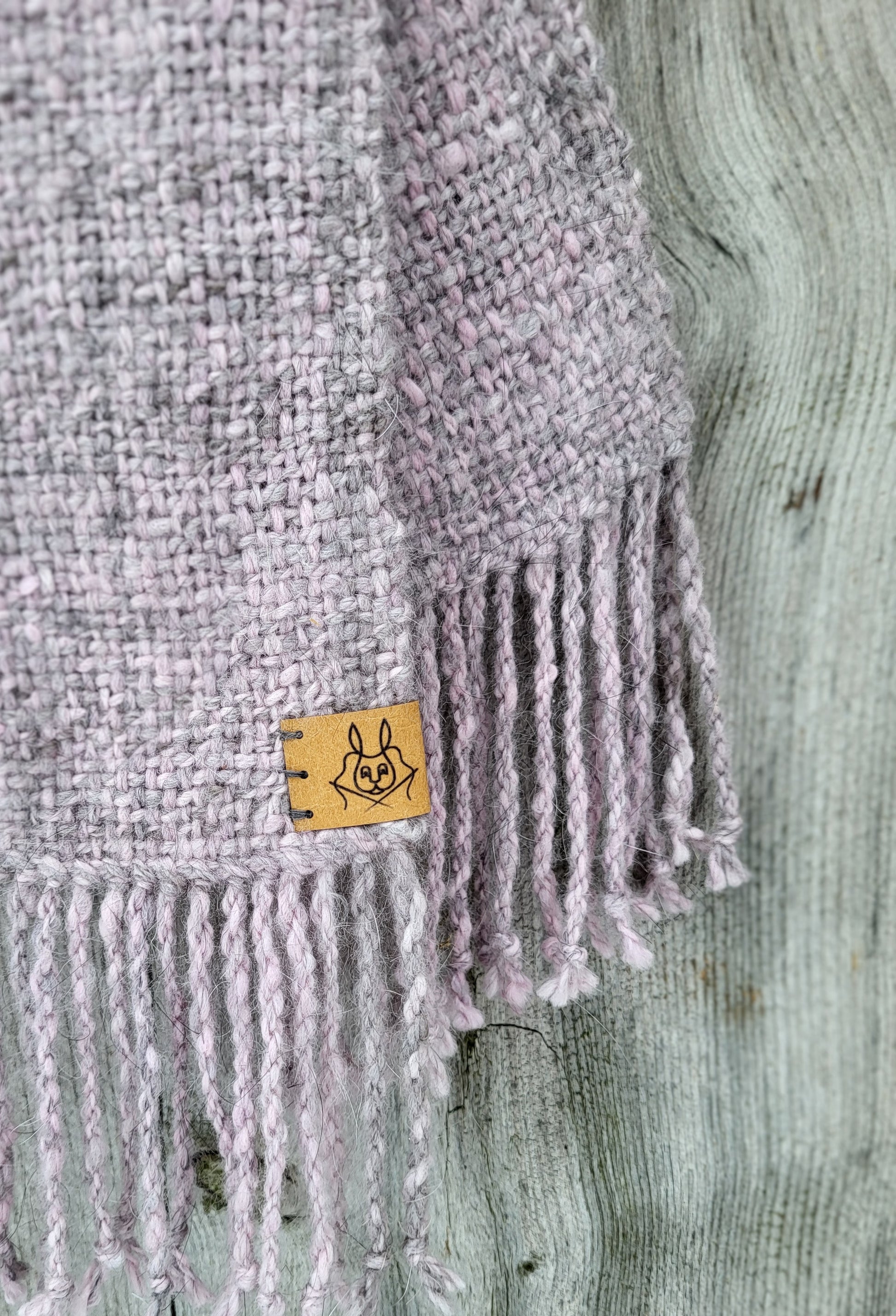 Nærbilde av Rytne Angora logo på håndvevd plantefarget angoraskjerf