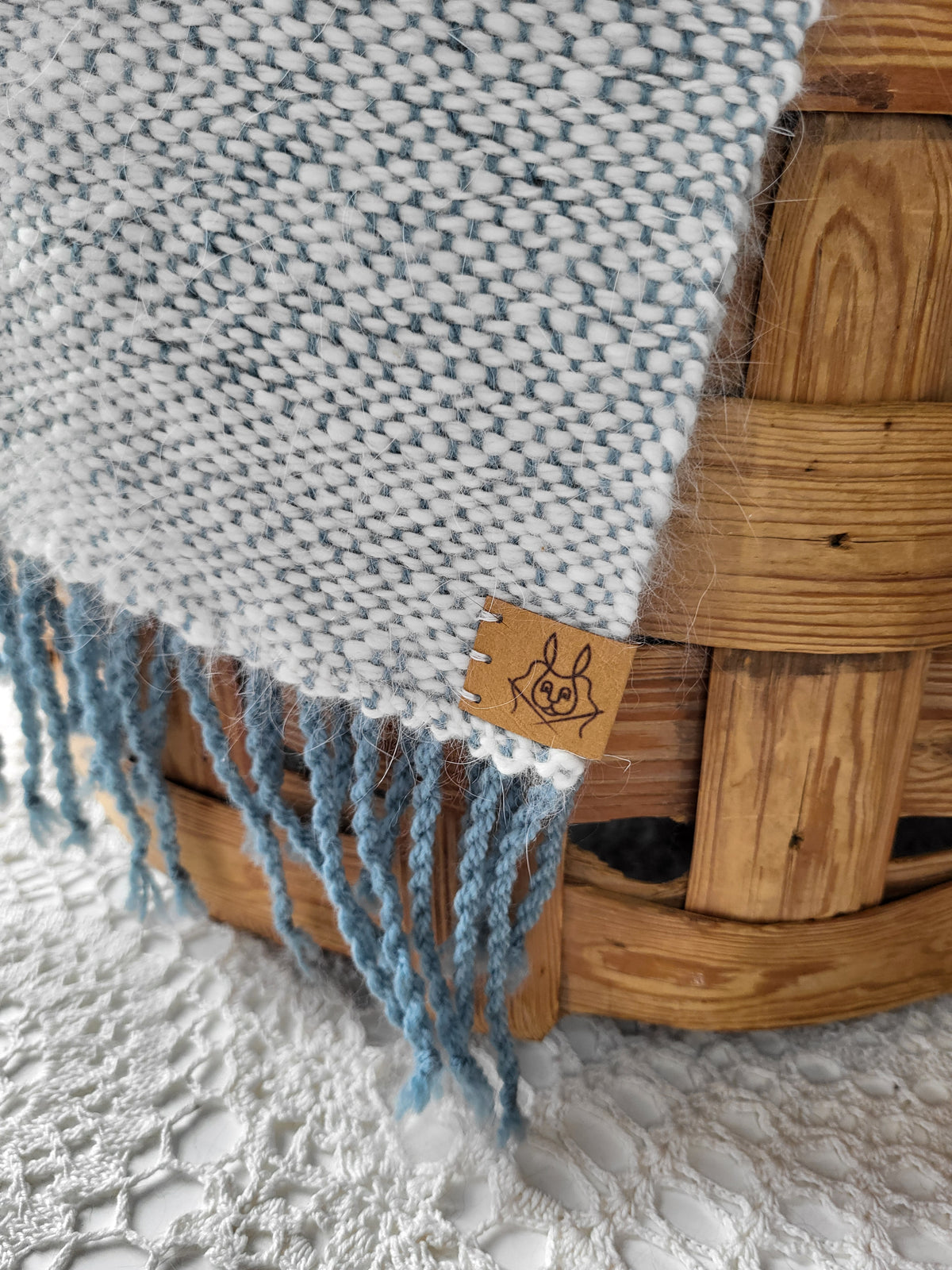 Håndvevd Huldra skjerf i Ishav-farger, 50 % angora og norsk ull fra Hillesvåg – Rytne Angora, med logo RYTNE ANGORA