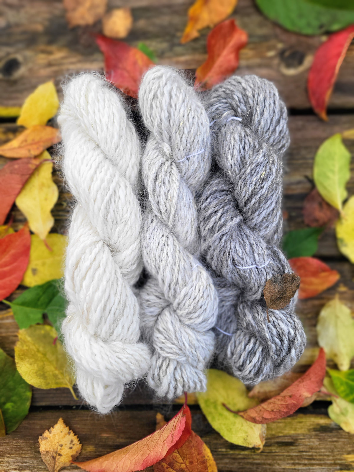 Håndspunnede minihesper angora med gullglitter fra Rytne Angora