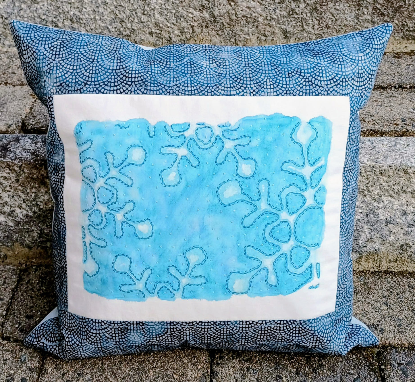 Isroser putetrekk – håndmalt med akvarell, håndbrodert og håndquiltet av Kaasen Quilt, 45×45 cm