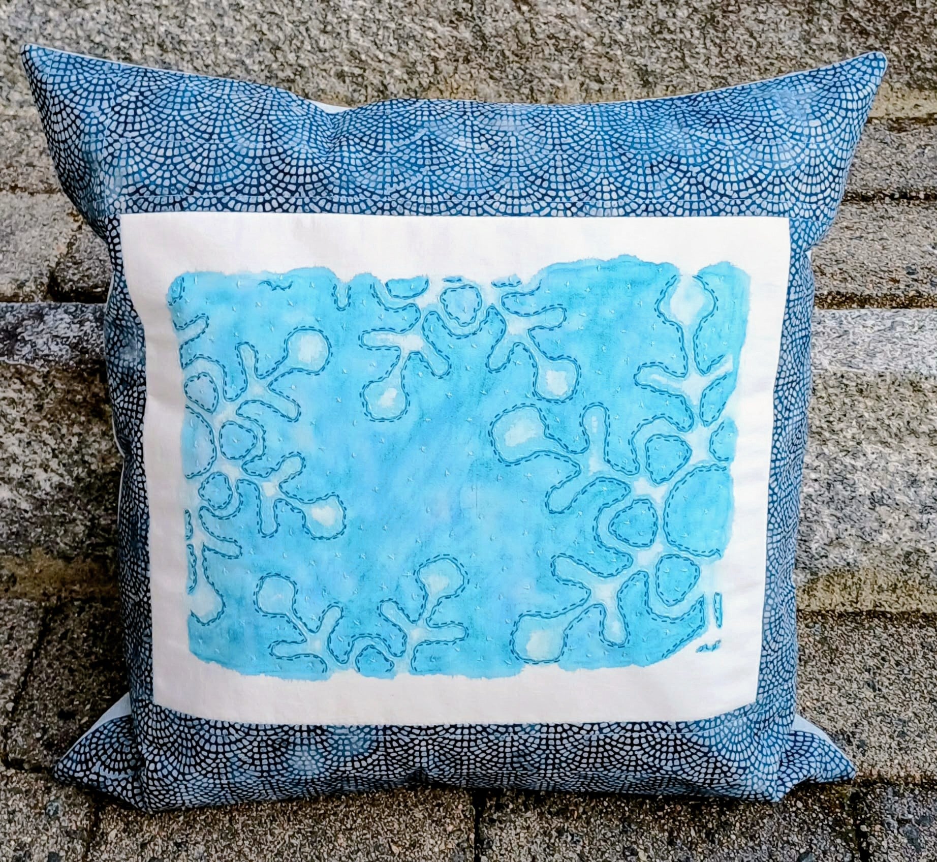 Isroser putetrekk – håndmalt med akvarell, håndbrodert og håndquiltet av Kaasen Quilt, 45×45 cm